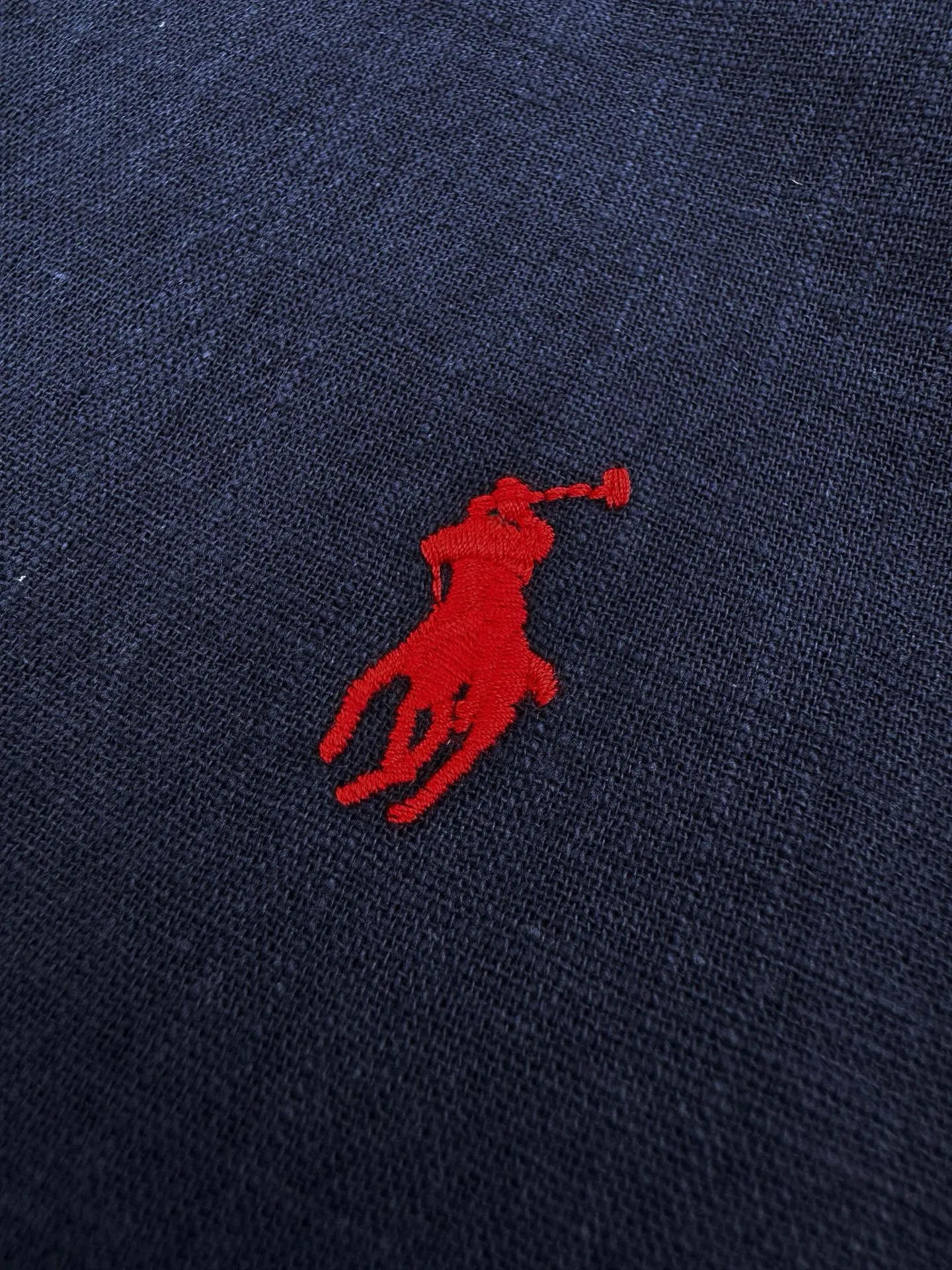 P270 Ralph Lauren logo embroidered short-sleeved shirt. Selected high-quality linen and cotton plain fabric with natural texture and breathability. Tight and smooth, comfortable and close to the skin. Cleans the eyes with a deep dark blue. Iconic red pony embroidery is like a smart note jumping on the dark blue canvas. Simple but highly recognizable. The clever design of the external pleated split back shoulder adds a sense of agility and detachment in a minimalist shape. Contains the soul of fashion. Process 1: Adopt imported machine embroidery technology and use advanced computer control systems and precision mechanical components to achieve the iconic pony embroidery operation with high precision and smooth and delicate lines. Process 2: Adopt side-turning buried clamp stitching process, which is smooth and tidy. Process 3: The fabrics have been washed and have a better hand feel. Not easy to deform, not easy to shrink, not easy to fade, and maintain long-term beauty. Accessories: Customized 1:1 thick plate resin buckle Customized 1:1 Ralph Lauren trademark Fit: Loose fit Size: S M L XL Style number: CC926